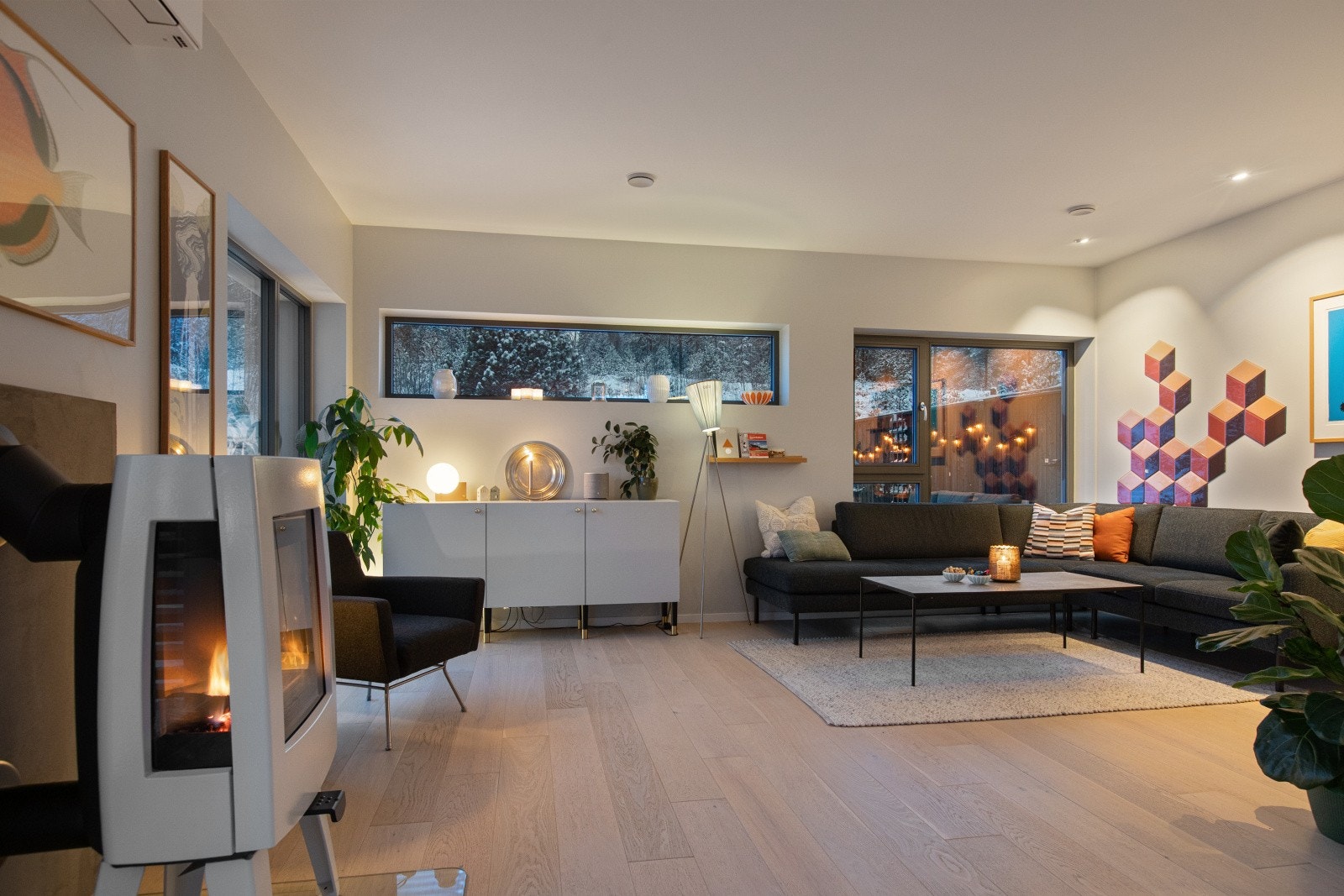 I stuen er det installert både varmepumpe og vedovn, noe som sikrer god komfort og lun stemning gjennom alle årstider. Galleribilde