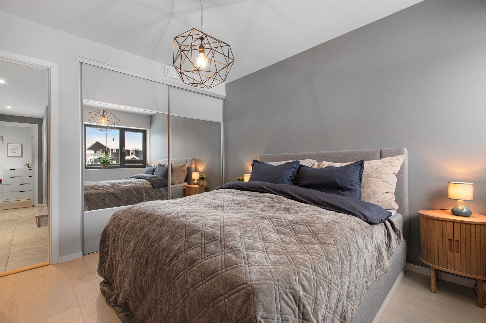 Hovedsoverommet har en romslig skyvedørsgarderobe med speilfronter, som kombinerer funksjon og et stilrent uttrykk. Galleribilde