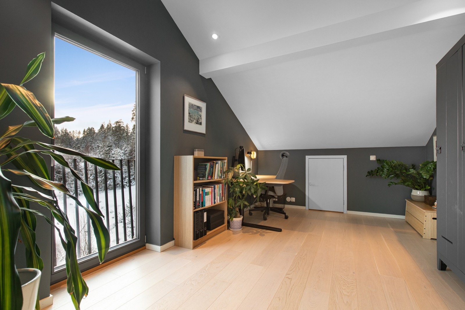 Allrommet byr på svært gode oppbevaringsmuligheter med både walk-in-closet/bod og ekstra lagringsplass i kneloft. Galleribilde