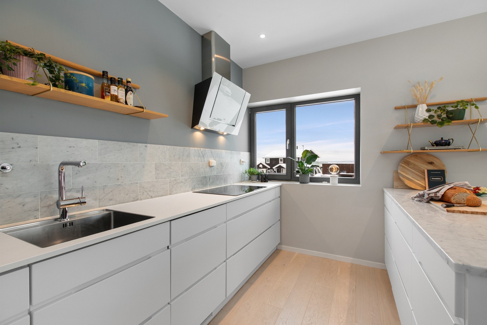 Med god tilgang på både skap, skuffer og benkeplass er kjøkkenet svært funksjonelt og godt tilrettelagt for hverdagsbruk. Galleribilde