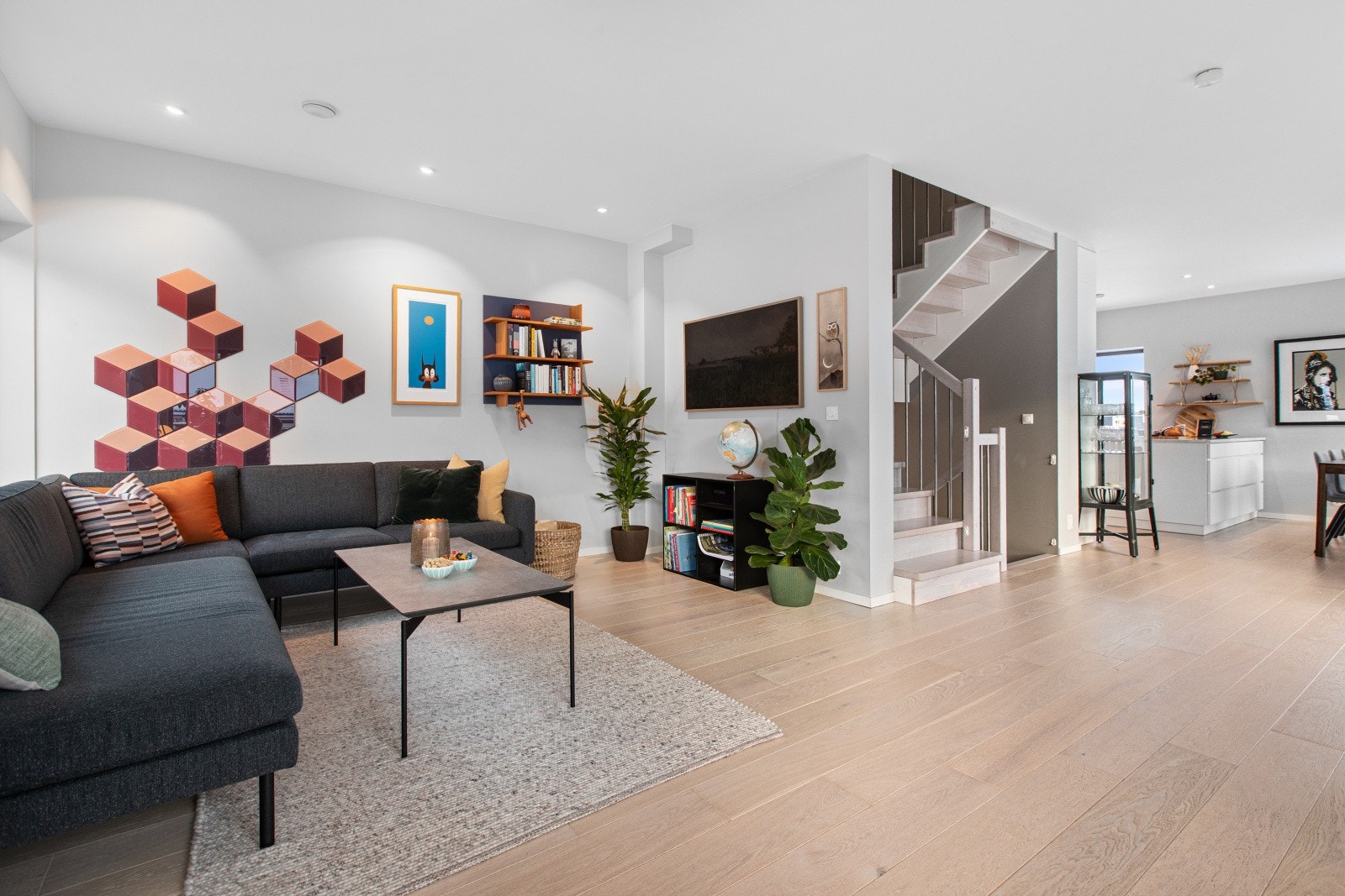 Den gjennomtenkte planløsningen gir god plass til komfortabel sofa- og TV-sone. Galleribilde