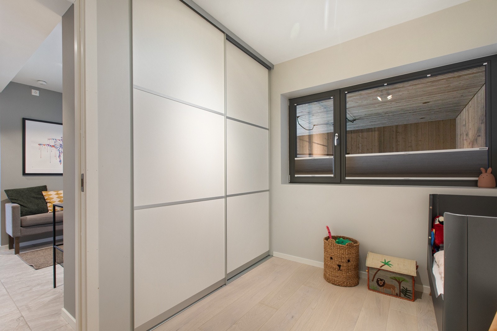 Rommet er innredet med skyvedørsgarderobe som gir gode oppbevaringsmuligheter. Galleribilde