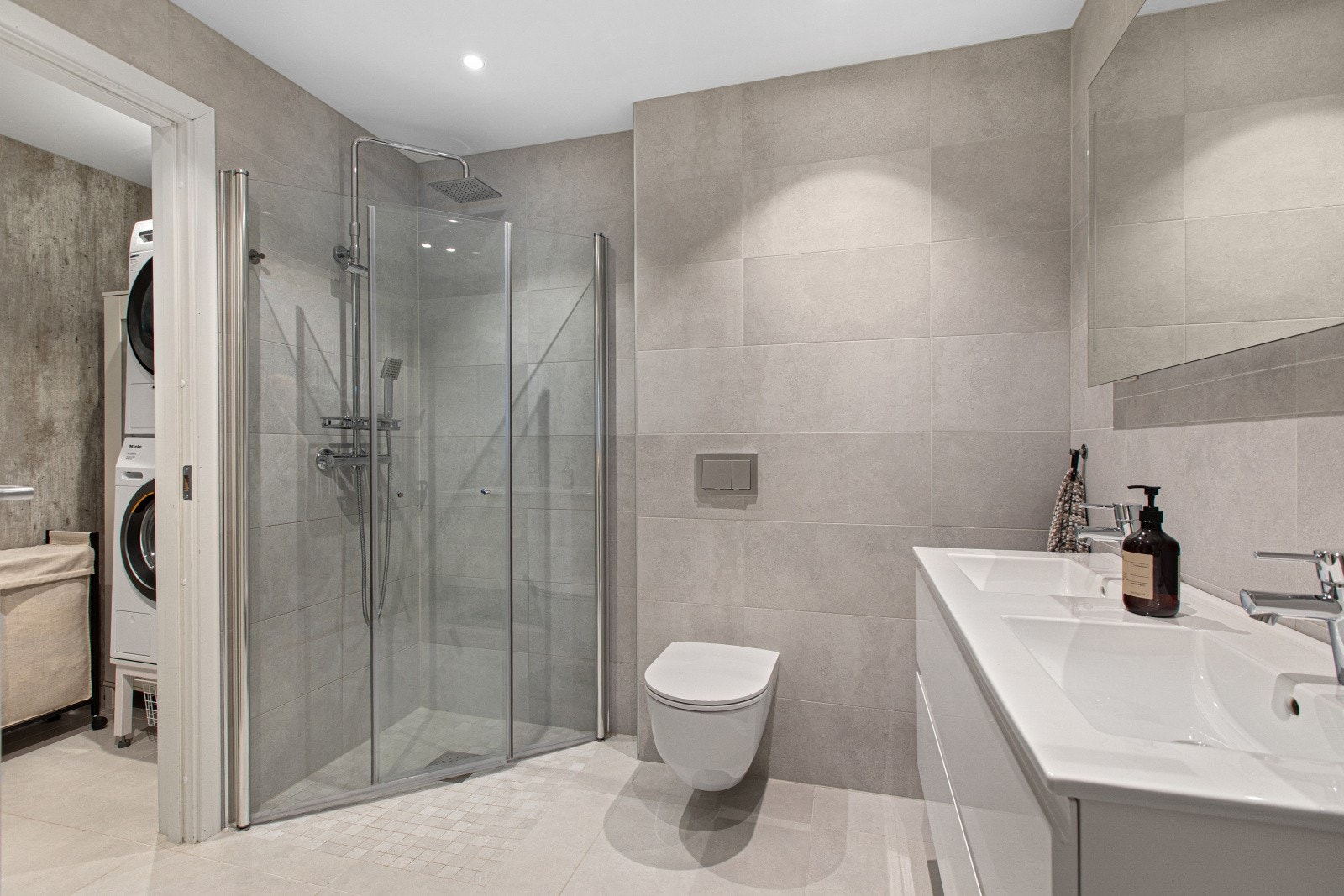 Badet har behagelige varmekabler i gulv og downlights i himling som gir et moderne og komfortabelt uttrykk. Galleribilde