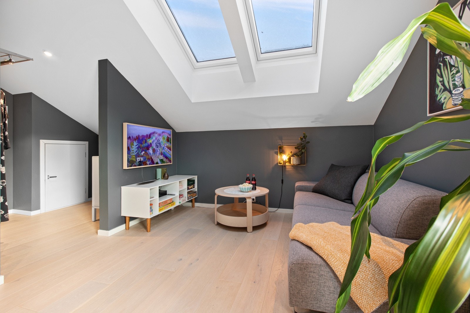 I toppetasjen møtes du av et hyggelig og innbydende allrom, hvor takvinduer slipper inn rikelig med lys og gir rommet en luftig og energisk atmosfære. Galleribilde