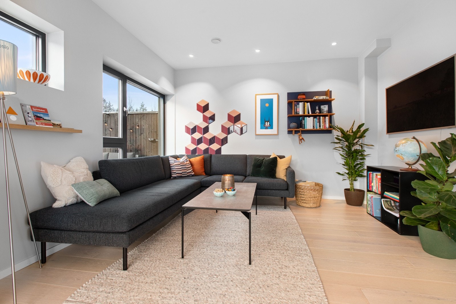 Eiendommen er gjennomgående malt i en moderne og smakfull fargetone som skaper en helhetlig og harmonisk atmosfære sammen med parkettgulvet. Galleribilde