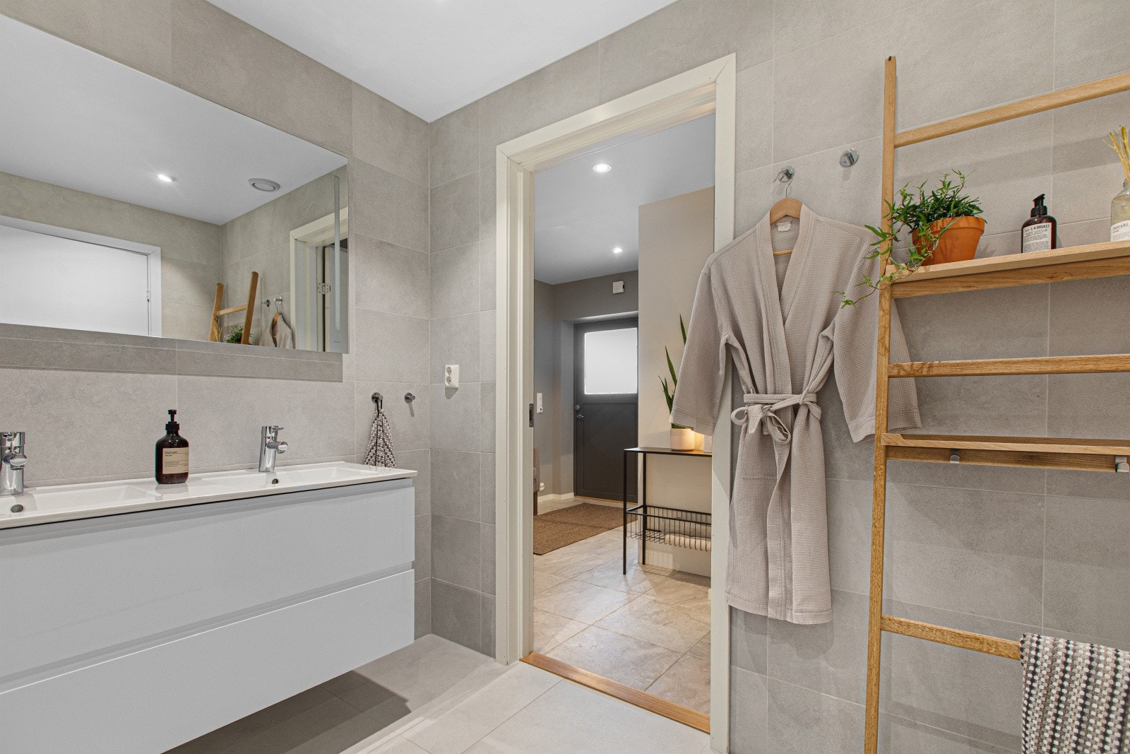 I direkte tilknytning til entréen finner du boligens første bad, noe som gir en praktisk og funksjonell planløsning. Galleribilde