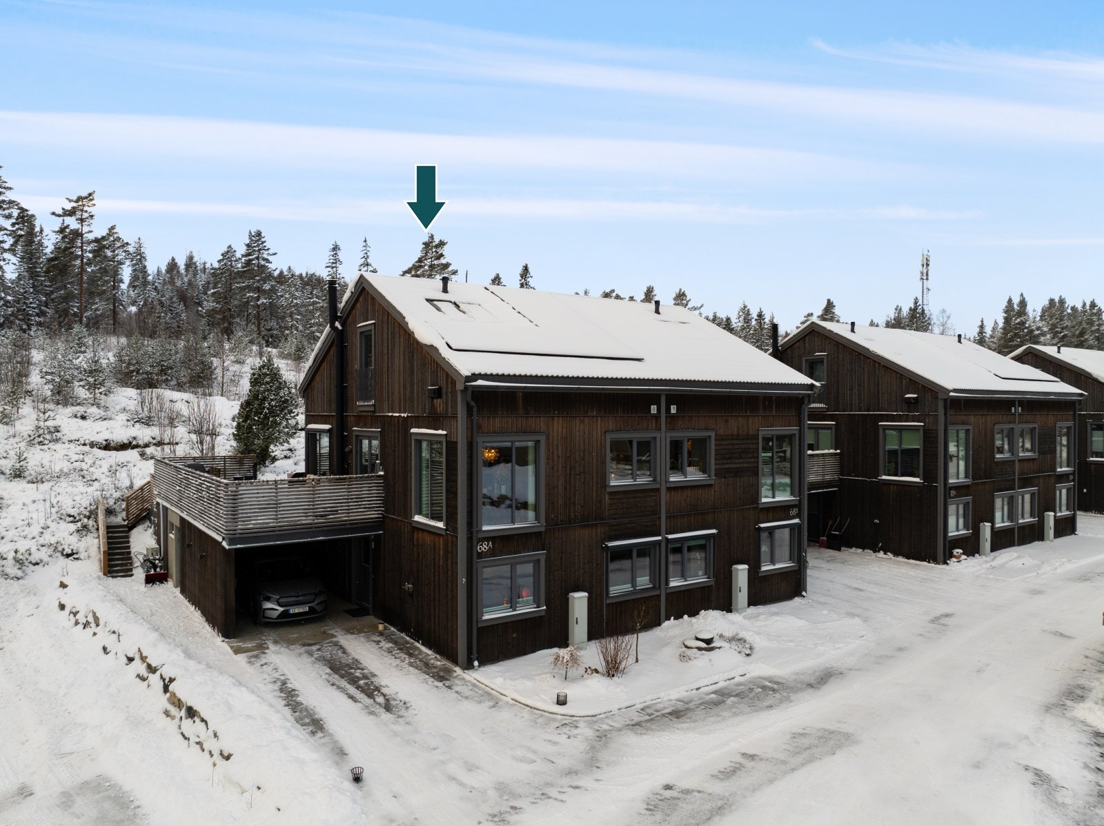 Det er parkering i carport med elbil-lader, i tillegg til plass på egen asfaltert gårdsplass. Jeg ser frem til å ønske deg velkommen på visning - husk påmelding. Galleribilde