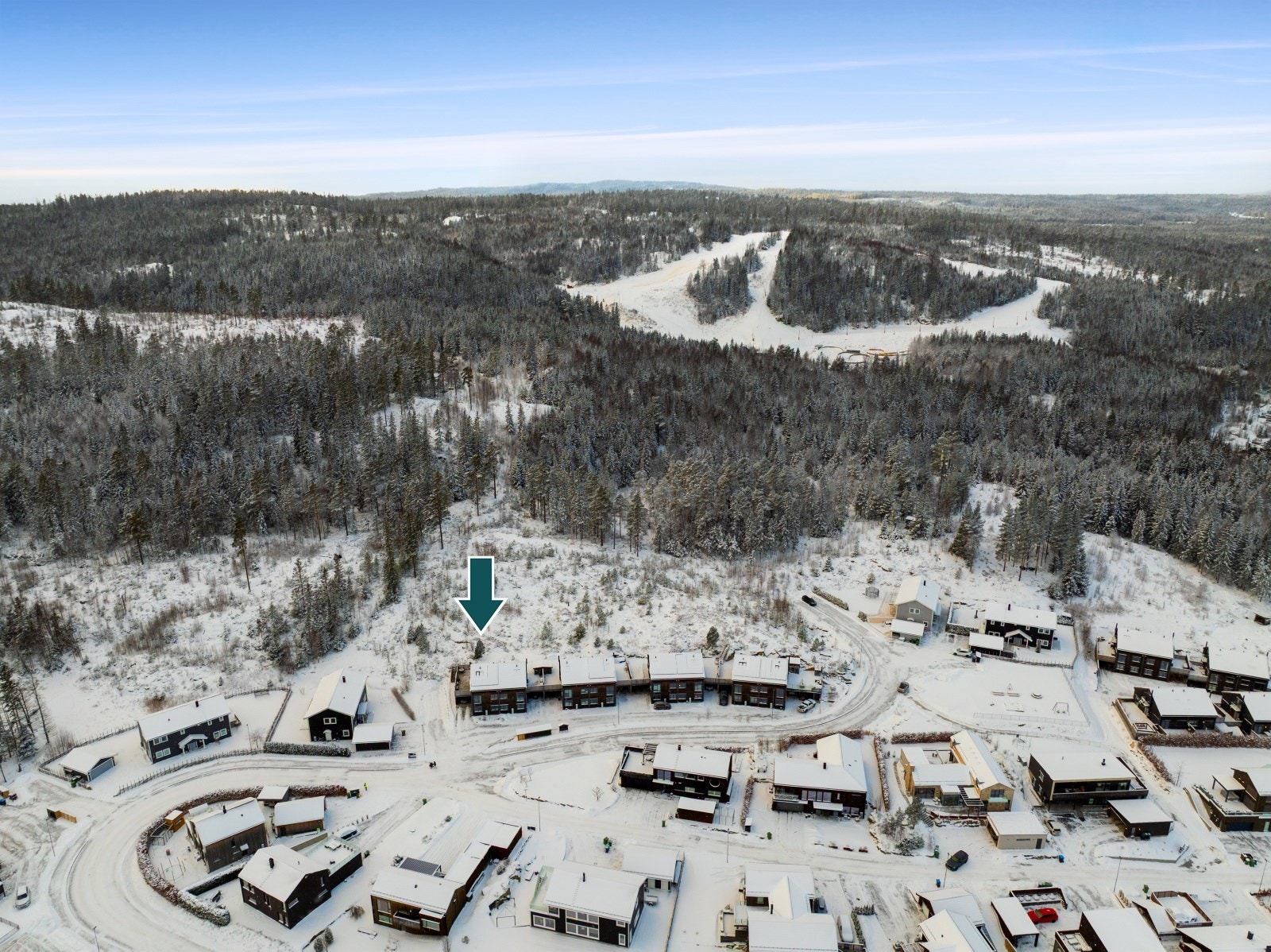 Med beliggenhet lengst opp på Brådalsfjellet bor du høyt og fritt, med utsyn mot Romeriksåsen og et glimt av Kniplia skisenter. Galleribilde