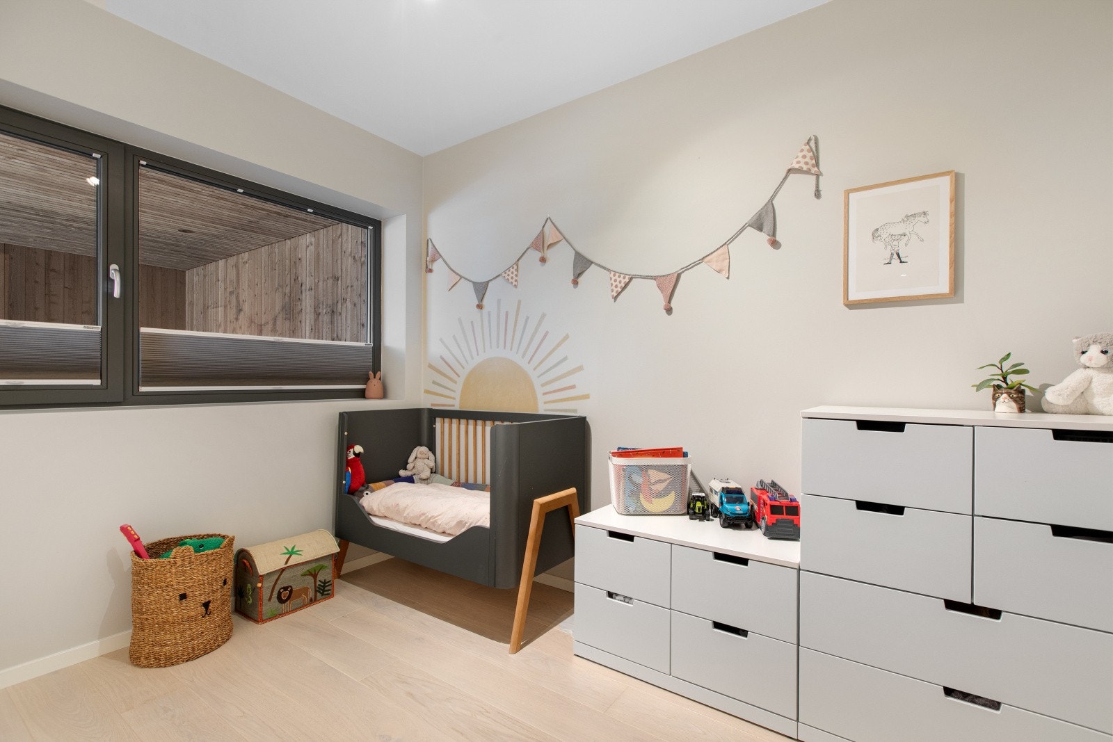 Alle soverommene er plassert i første etasje, noe som gir en praktisk og familievennlig planløsning. Dette rommet er i dag innredet og brukt som barnerom. Galleribilde