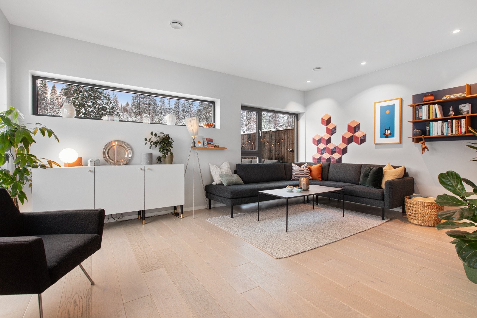 I himlingen er det installert downlights som gir et behagelig og moderne lys. Galleribilde