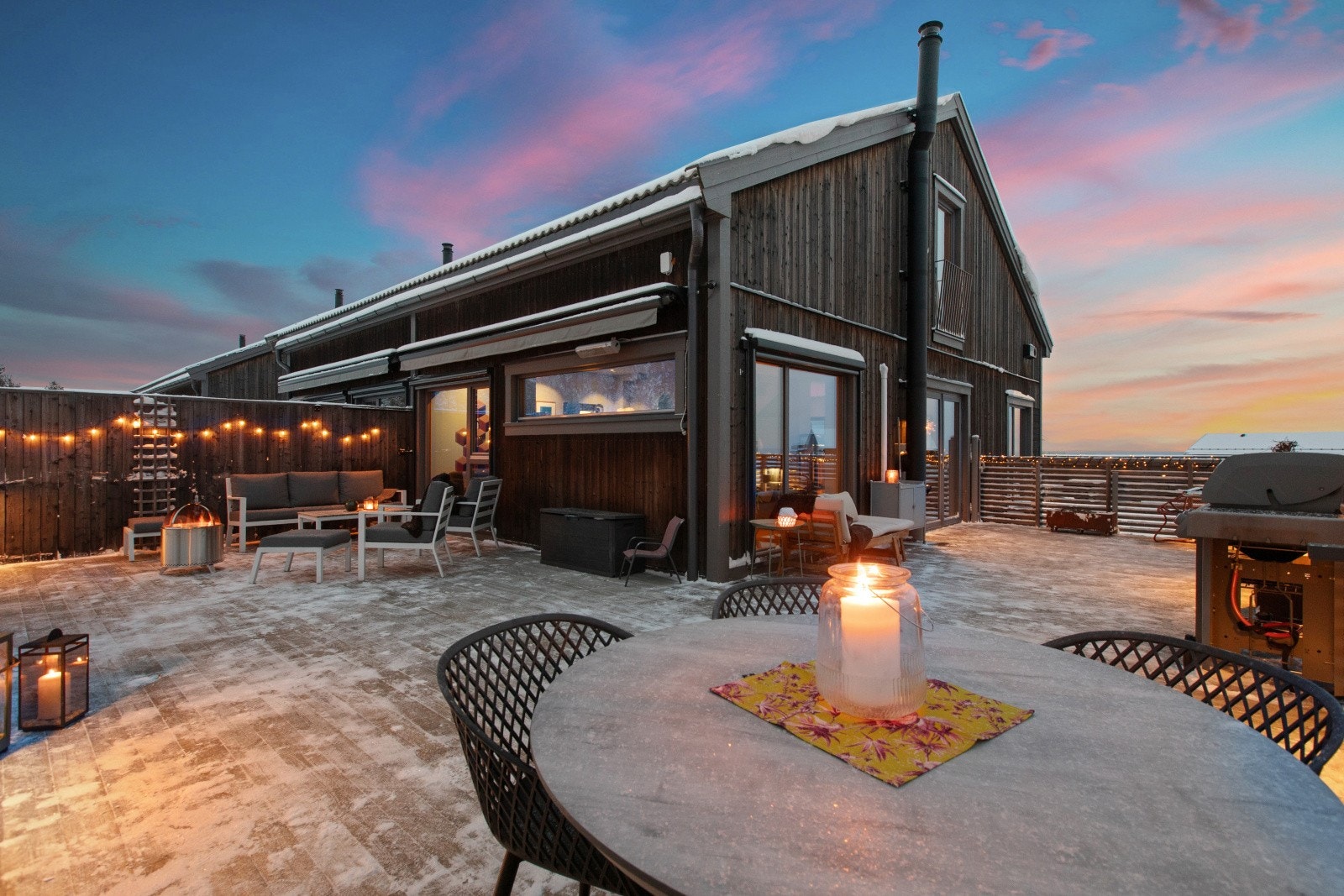Eiendommen byr på en romslig og solrik uteplass. Et særpreg ved boligen er den nybygde trappen som gir enkel og praktisk adkomst ned til carport og innkjørsel. Galleribilde