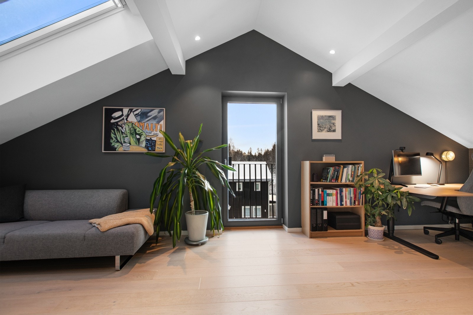 Med sin fleksible utforming passer rommet perfekt som ungdomsrom, TV-stue, lekerom eller hjemmekontor. Galleribilde