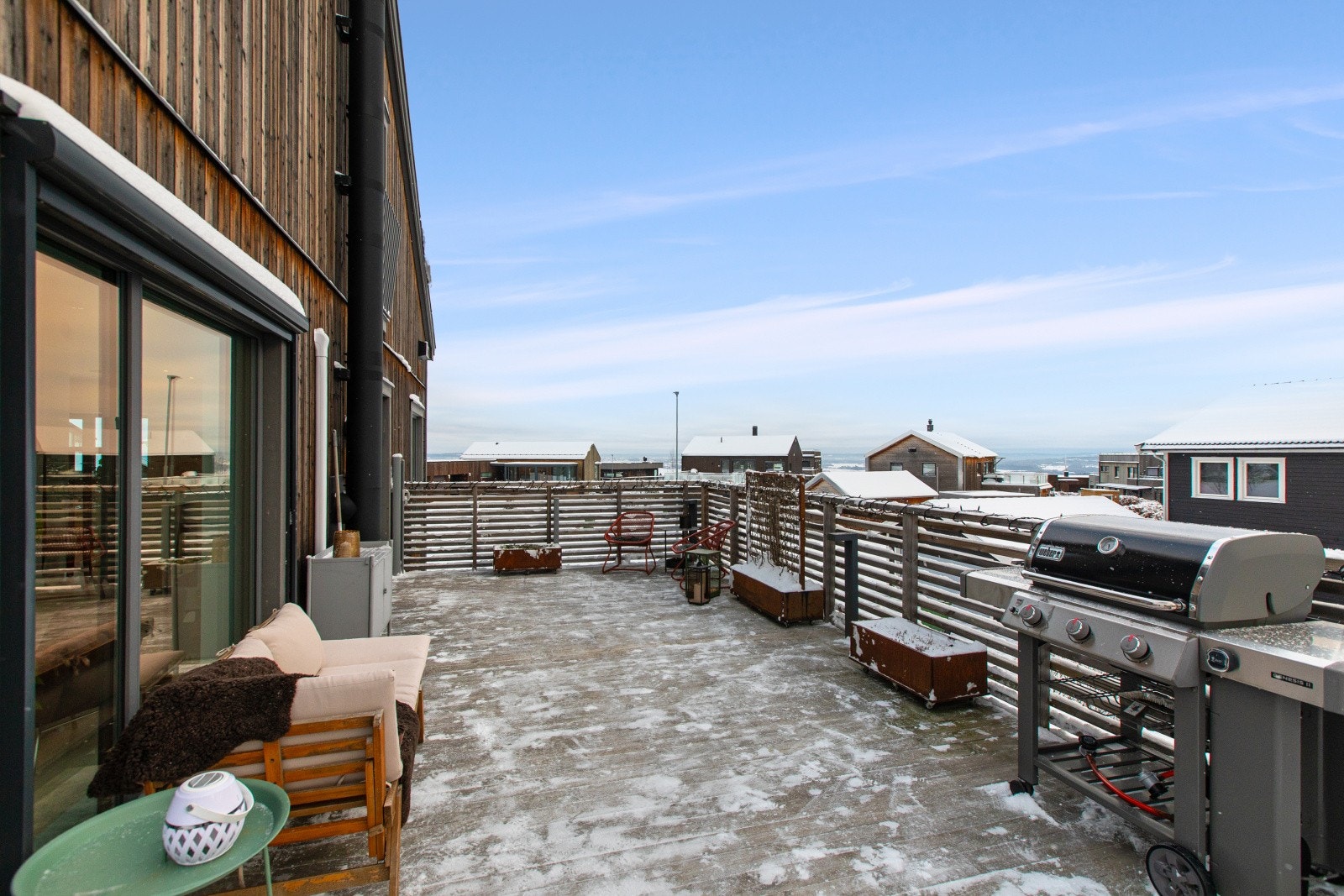 Den utvendige boden under terrassen gir praktisk og god oppbevaringsplass, og er et nyttig supplement til boligen. Galleribilde