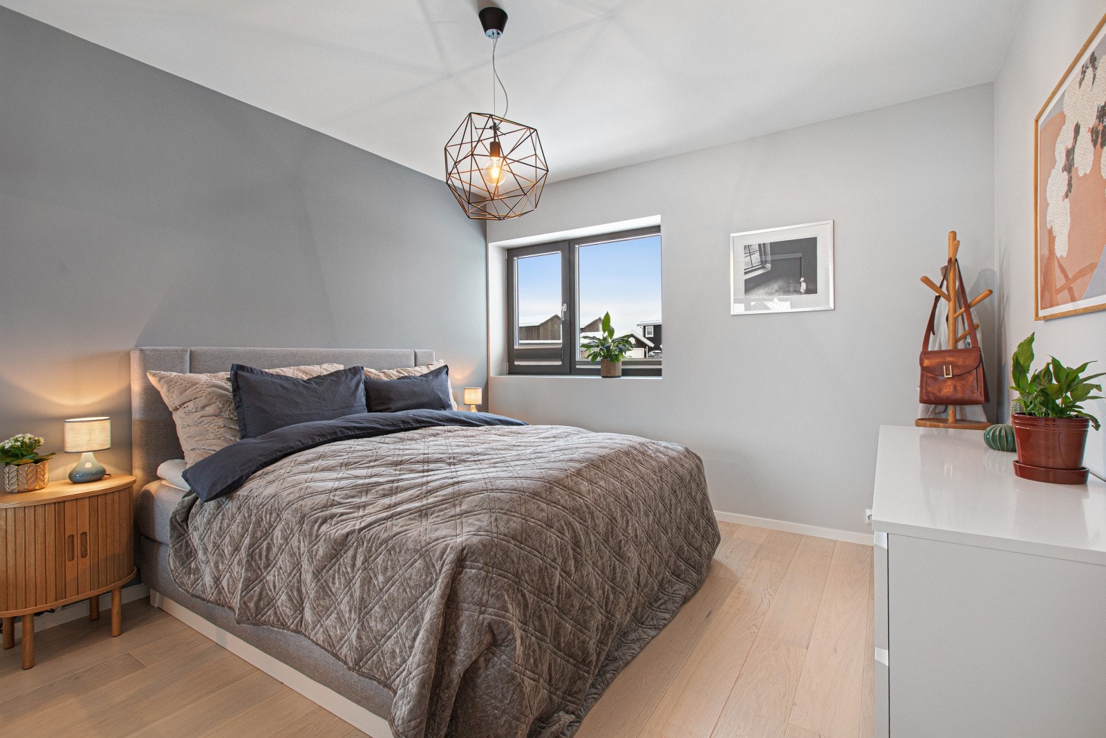 Det ene soverommet benyttes i dag som hovedsoverom og har en god og romslig størrelse. Galleribilde