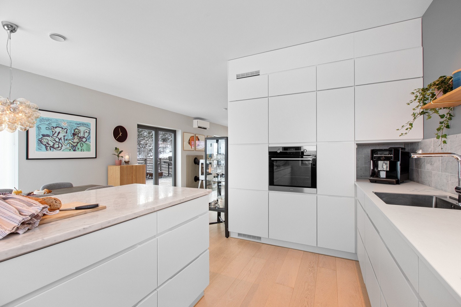 Kjøkkenet leveres komplett med hvitevarer bestående av komfyr, induksjonstopp, oppvaskmaskin samt kjøle- og fryseskap. Galleribilde