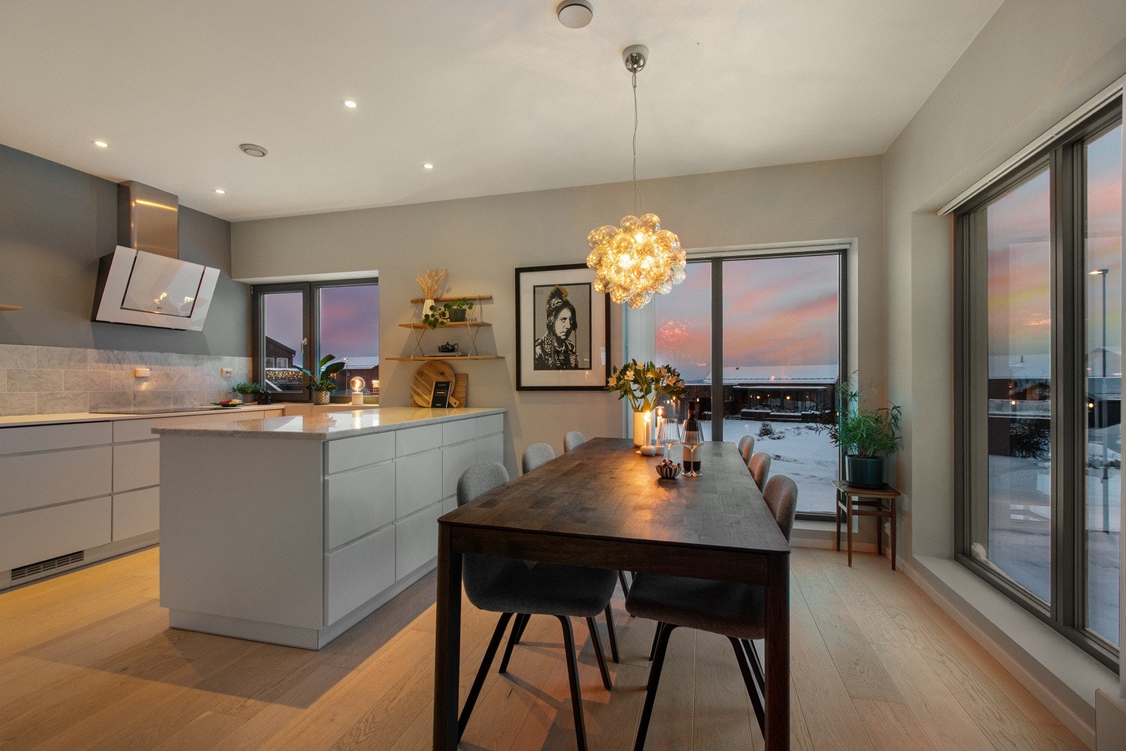 Spisestuen legger til rette for hyggelige familiemiddager i vakre omgivelser, med en flott utsikt som rammer inn måltidene. Galleribilde