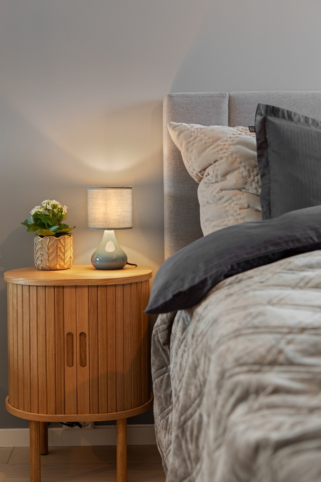 Her er det rikelig med plass til dobbeltseng, nattbord og en praktisk kommode, noe som gir gode møbleringsmuligheter. Galleribilde