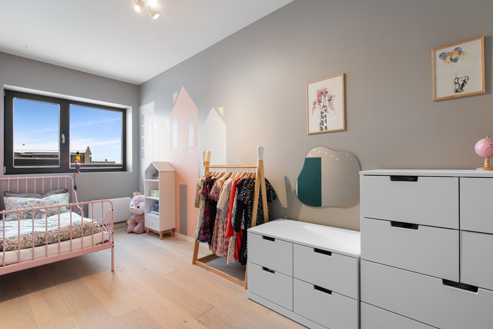 Vegg-i-vegg med hovedsoverommet ligger det andre soverommet, perfekt tilpasset bruk som barnerom eller gjesterom. Galleribilde