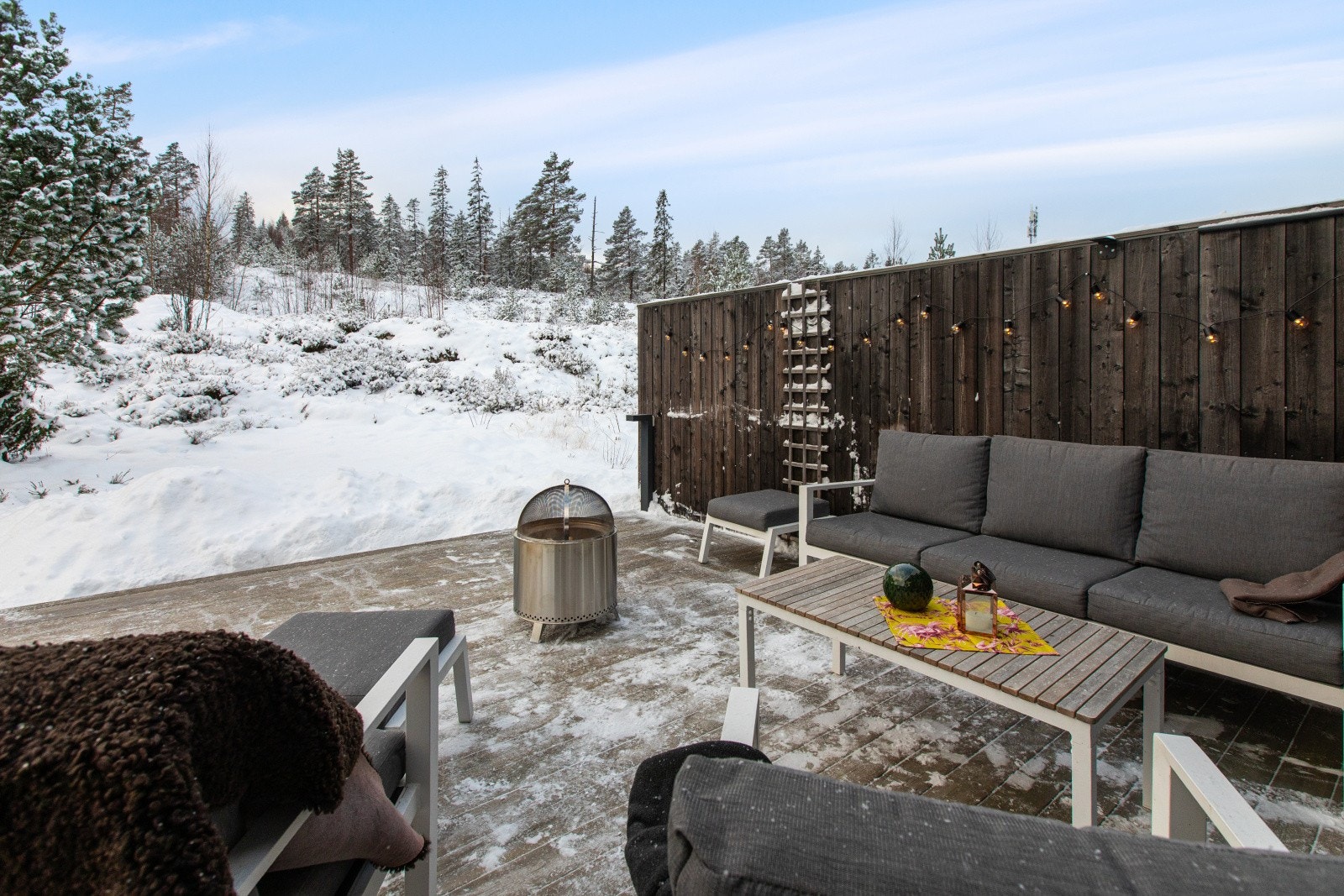 Eiendommen har en særdeles attraktiv beliggenhet på toppen av Brådalsfjellet, hvor du bor skjermet og tilbaketrukket uten nevneverdig innsyn. Galleribilde