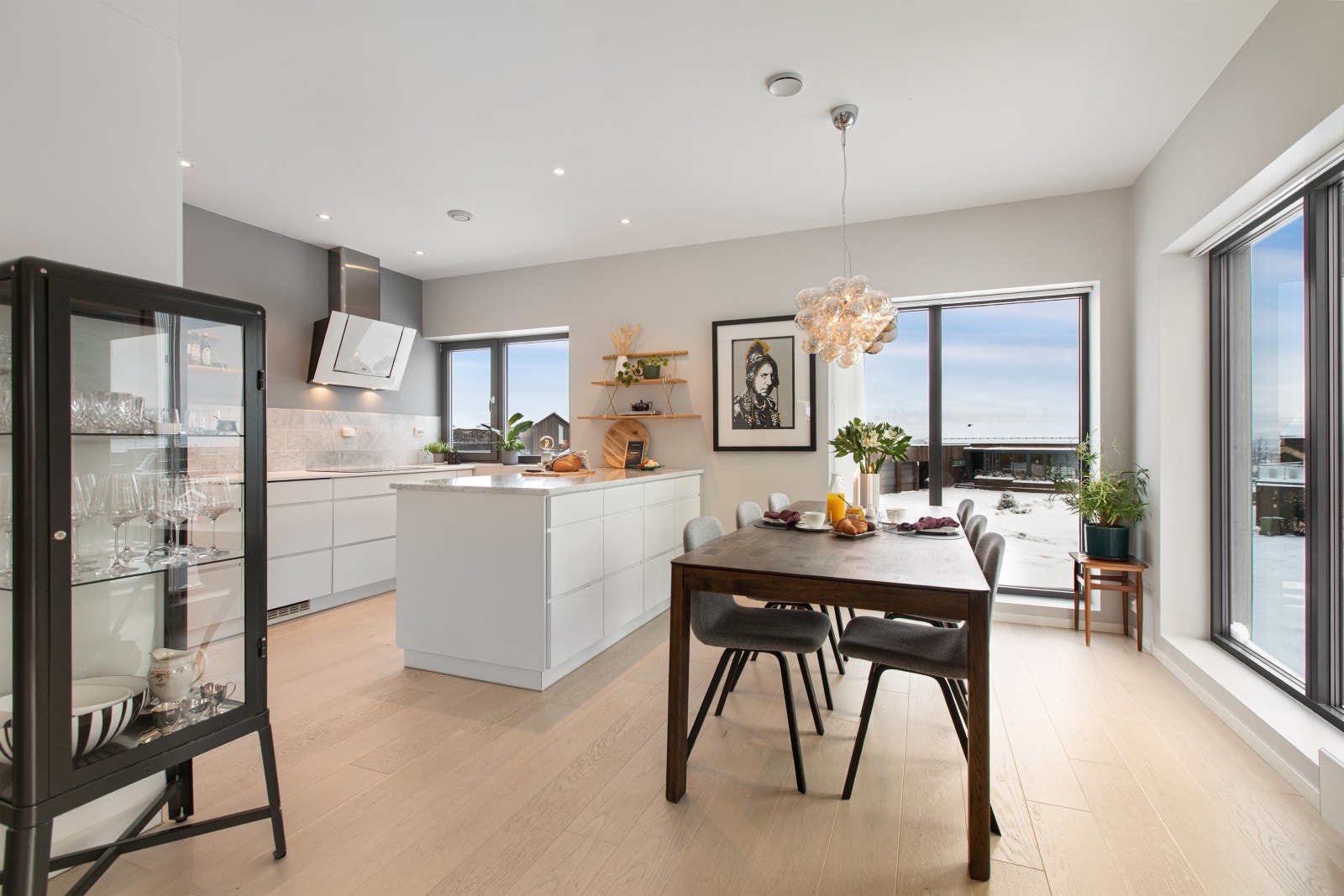 Den romslige kjøkkenløsningen gir god plass til et spisebord ved vindusposten, perfekt for hyggelige måltider med utsyn. Galleribilde