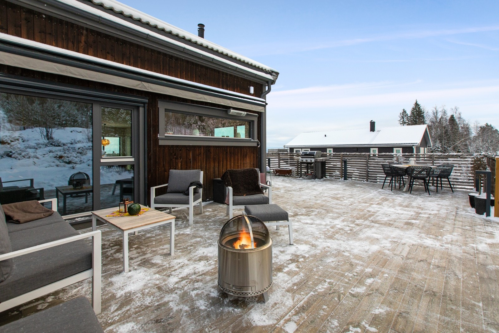 Eiendommen er bygd av Naturbygg og er tegnet av arkitekten Erik Ask i samarbeid med Gaia Oslo. Erik Ask har tegnet mange boliger på Brådalsfjellet, og var sterkt engasjert i å utvikle miljøvennlige hus og gode bomiljøer. Galleribilde