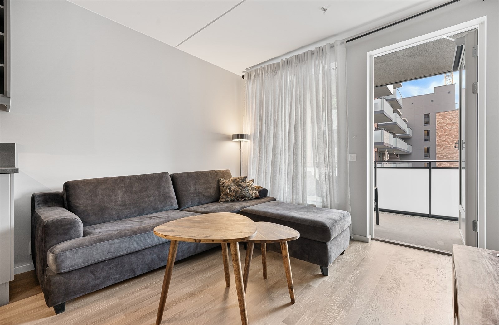 Det er godt med plass til både TV-hjørne, spiseplass og en komfortabel sofagruppe. Galleribilde