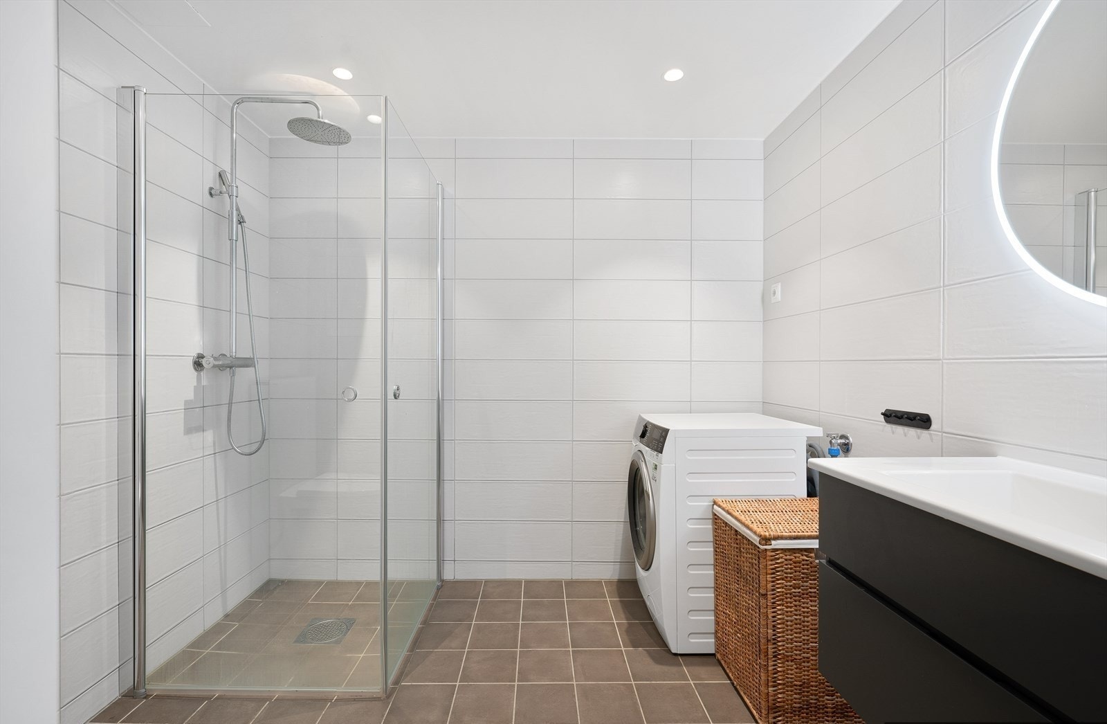 Flislagt og delikat baderom med gulvvarme og downlights som gir ekstra komfort. Galleribilde