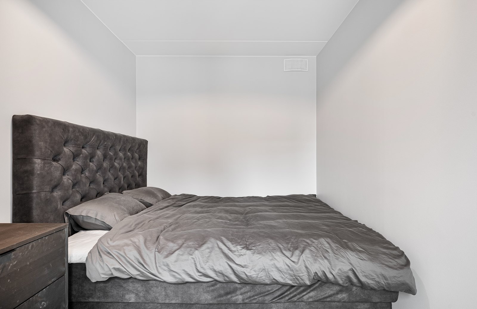 Soverommet er i dag innredet med dobbeltseng og nattbord. Galleribilde