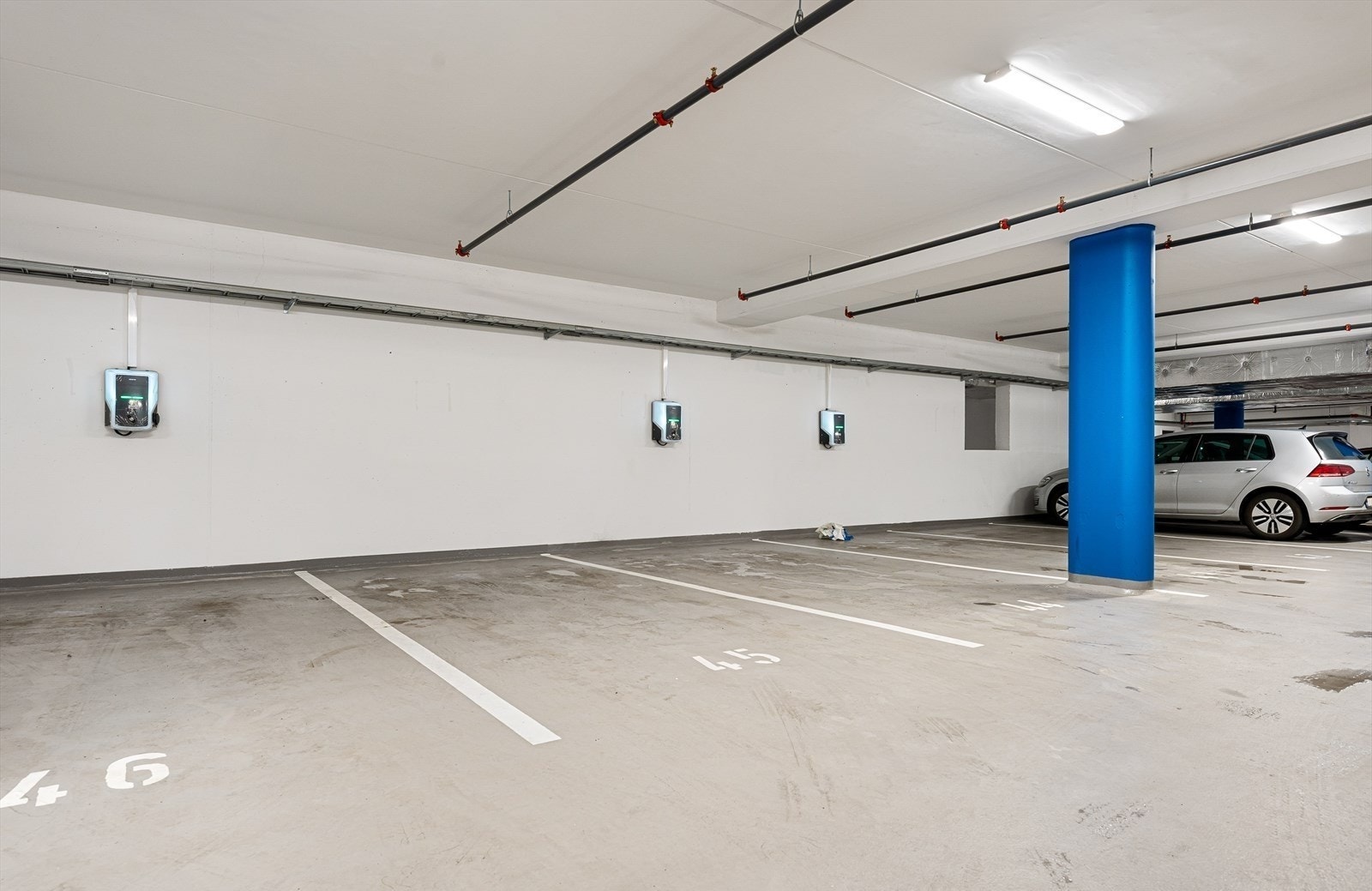 Leiligheten selges med en fast garasjeplass, merket nr. 45, i felles garasjeanlegg i kjelleren. Det er tilrettelagt for mulighet til å montere elbillader. Galleribilde