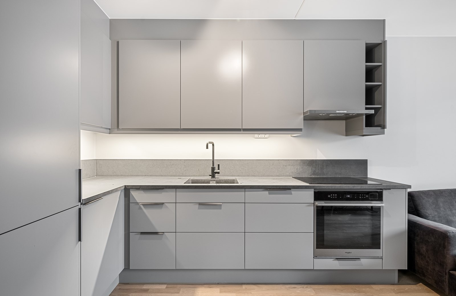 Stilrent og moderne kjøkken fra 2022 med rikelig skap- og benkeplass. Kjøkkeninnredningen er fra Marbodal og har glatte fronter, kompositt oppvaskkum og laminat benkeplate - en kombinasjon av funksjonalitet og moderne design. Galleribilde