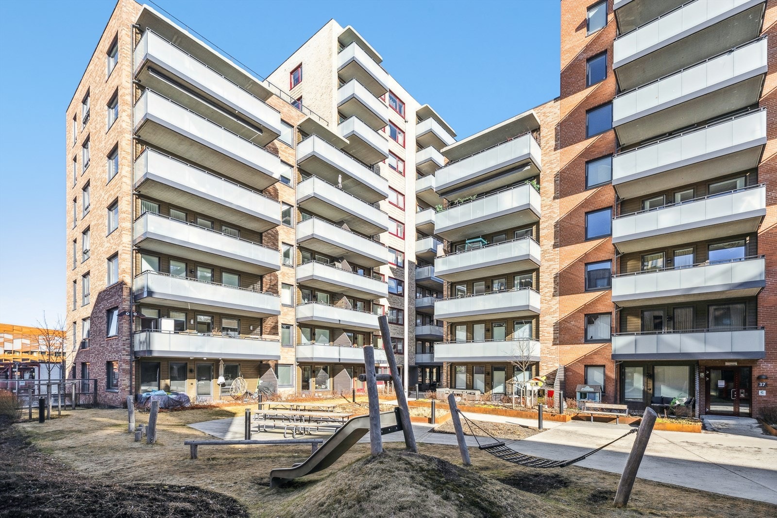 Sameiets fellesområder er pent opparbeidet med lekeapparater, sittebenker, gressplen og diverse beplantning. Det er felles takterrasse i sameiet. Galleribilde