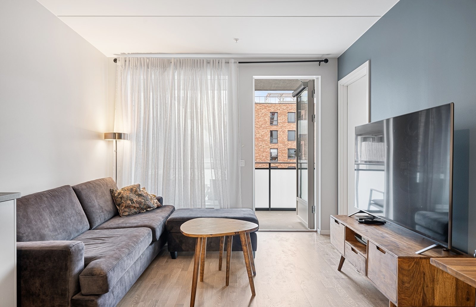 Store vindusflater slipper inn rikelig med naturlig lys. Galleribilde