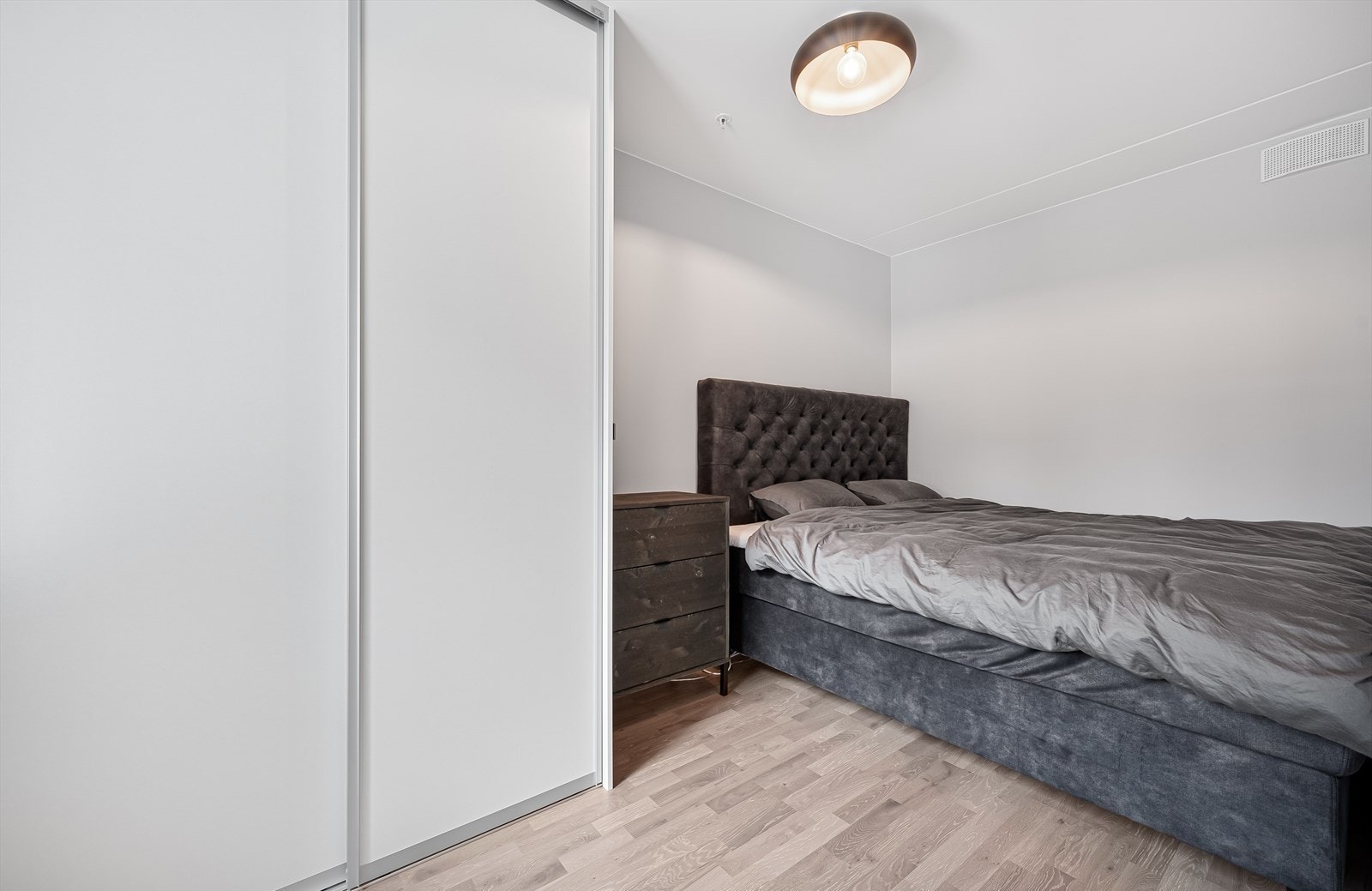 Leiligheten har et romslig soverom med adkomst fra stuen, og god plass til seng med tilhørende møblement. Galleribilde