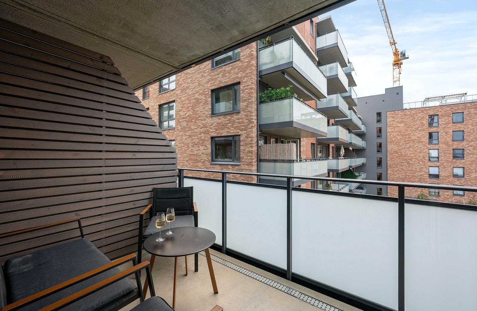 Fra stuen er det utgang til en romslig balkong, som fungerer som en naturlig forlengelse av oppholdsrommet. Balkongen har god plass til sittegruppe med tilhørende møblement. Galleribilde