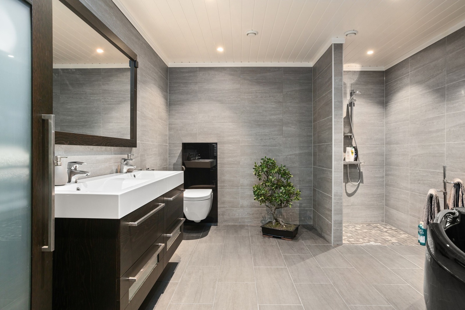 Bad - ca 12 kvm. Flislagte overflater og gulvvarme. Gode materialvalg som gir velværefølelsen! Galleribilde