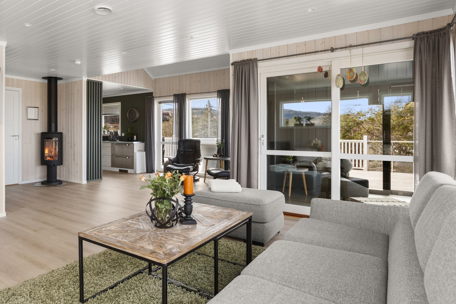 Stue og kjøkken måler til sammen ca 50,5 kvm Galleribilde