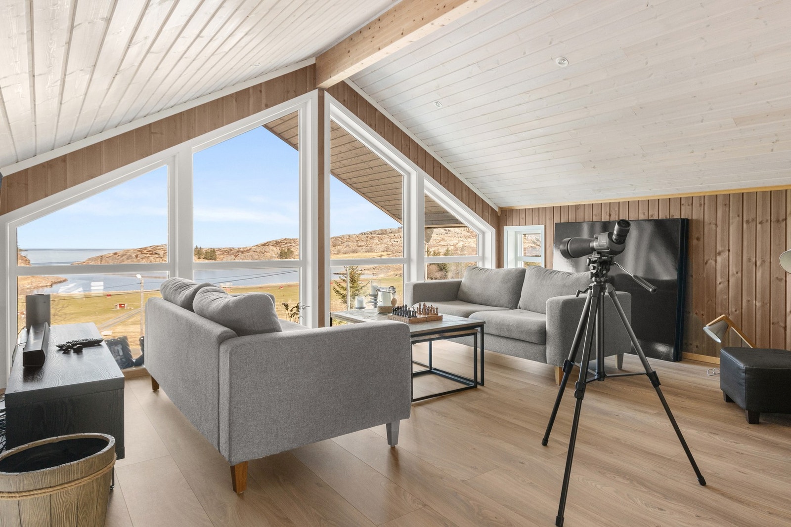 Trivelig loftstue hvor man kan trekke seg tilbake, loftstua kan enkelt deles opp til to gode soverom. Galleribilde