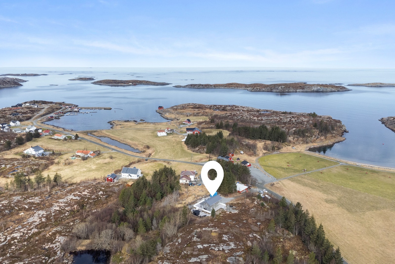 Hasvåg er fra gammelt av et fiskevær, gode fiskemuligheter blant massevis av holmer og skjær. Nå er det blitt et populært feriested! Galleribilde