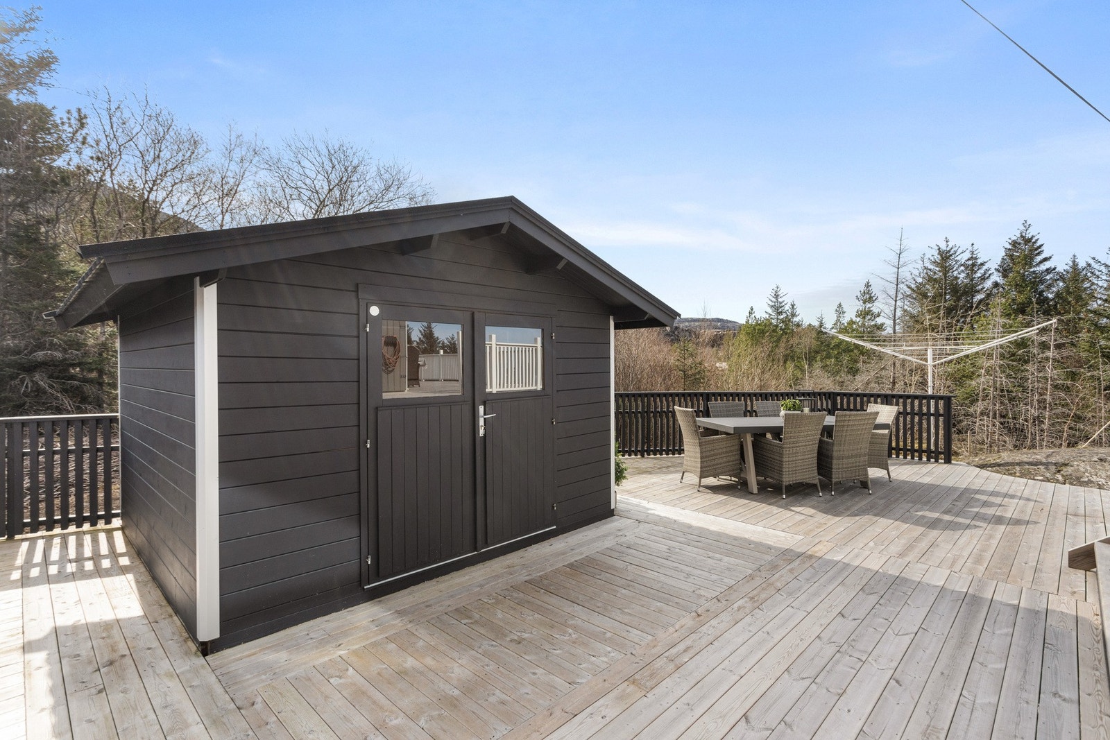 Romslig utebod for praktisk lagring på vinterstid Galleribilde