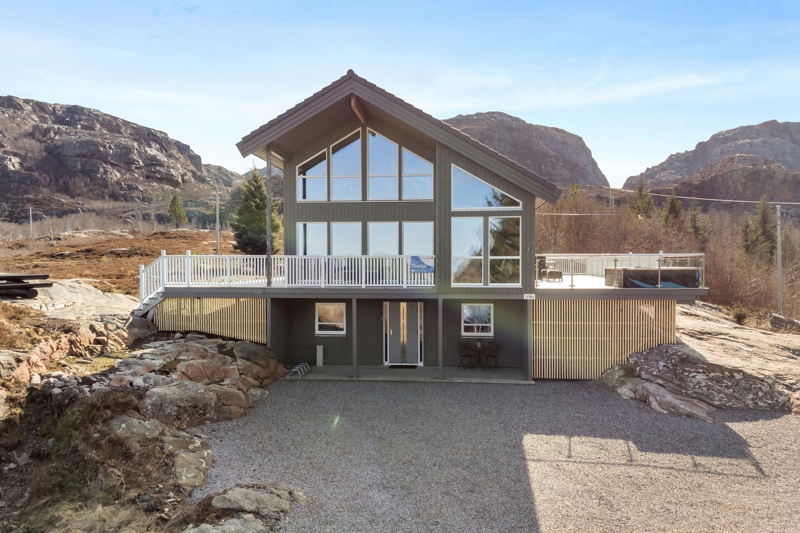 20 km til butikk og 3,4 km til Småværet Galleribilde