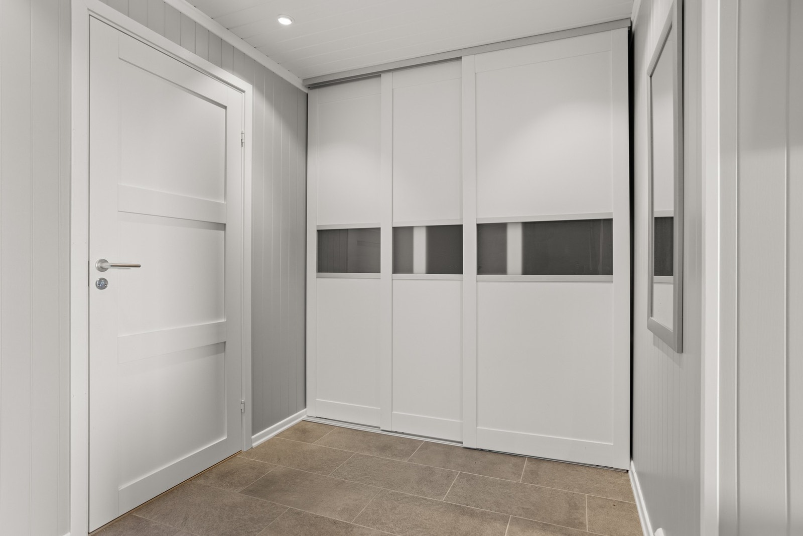 Hallen har romslig skyvedørsgarderobe Galleribilde