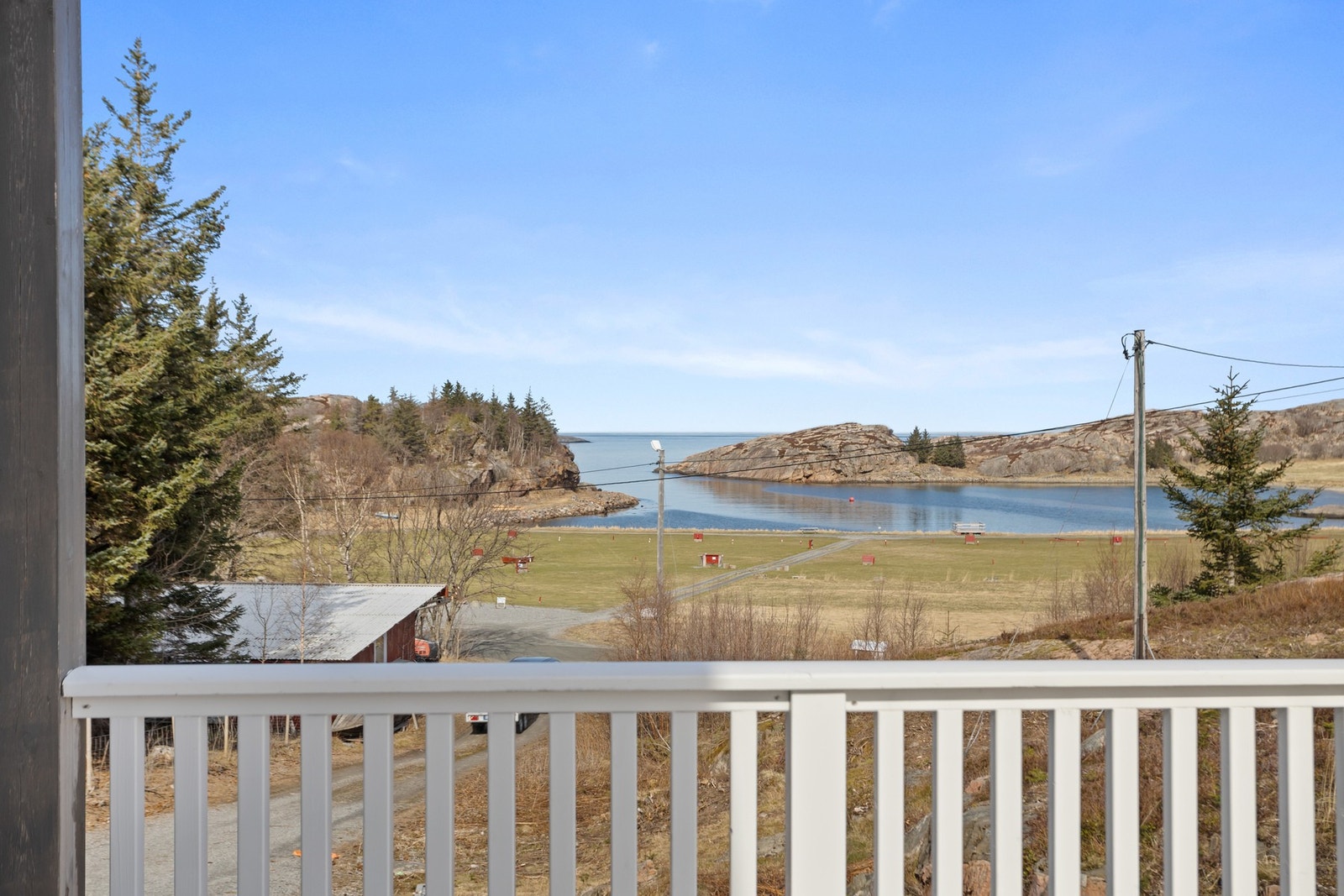 Utsikt mot sjøen og Hurtigruteleia! Galleribilde