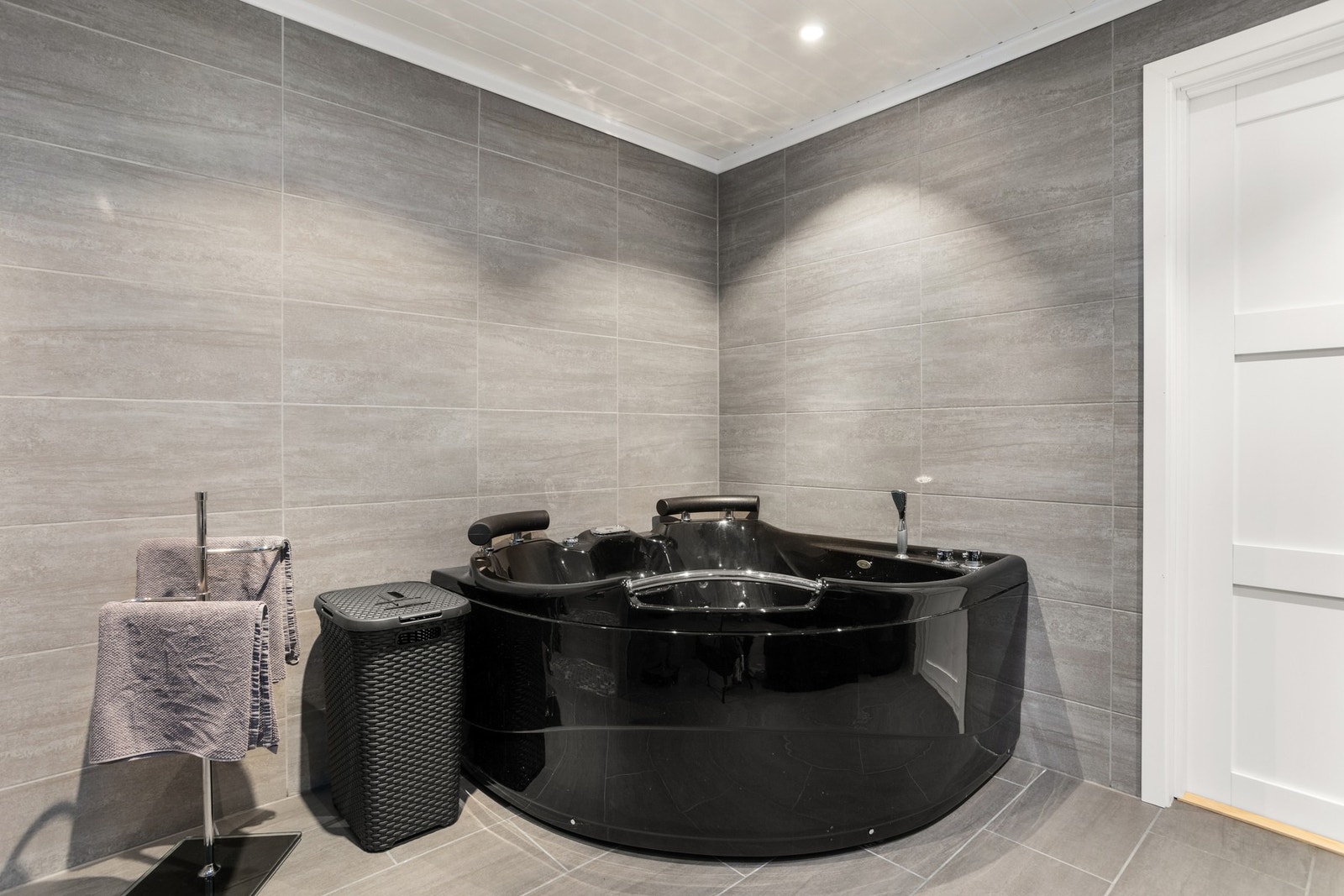 Sort hjørneboblebad med luftdyser, musikkspiller og lys Galleribilde