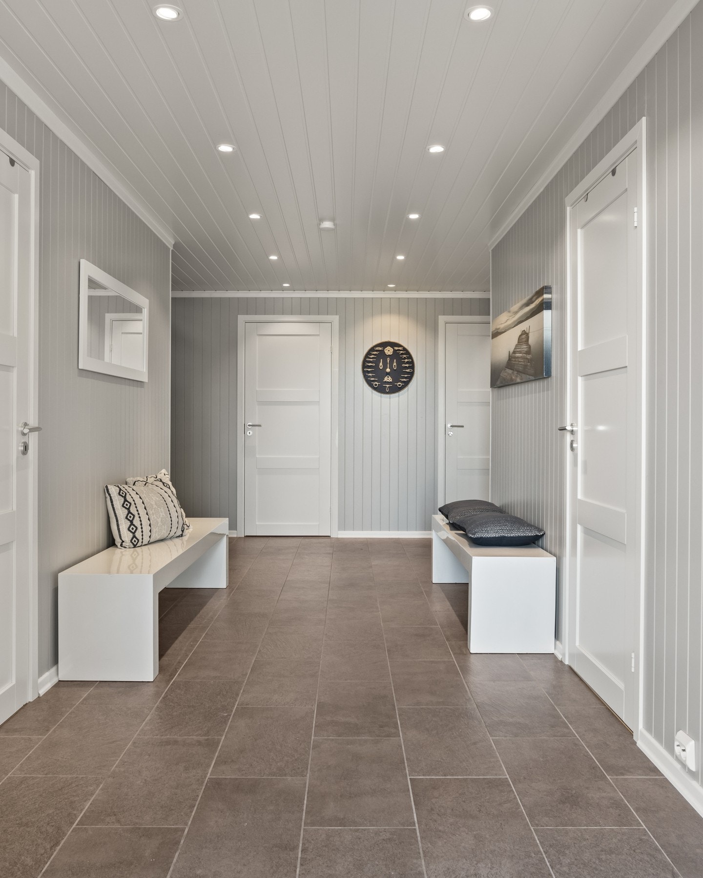 Hall - ca 26 kvm. Flislagt gulv med varme og downlights i taket Galleribilde