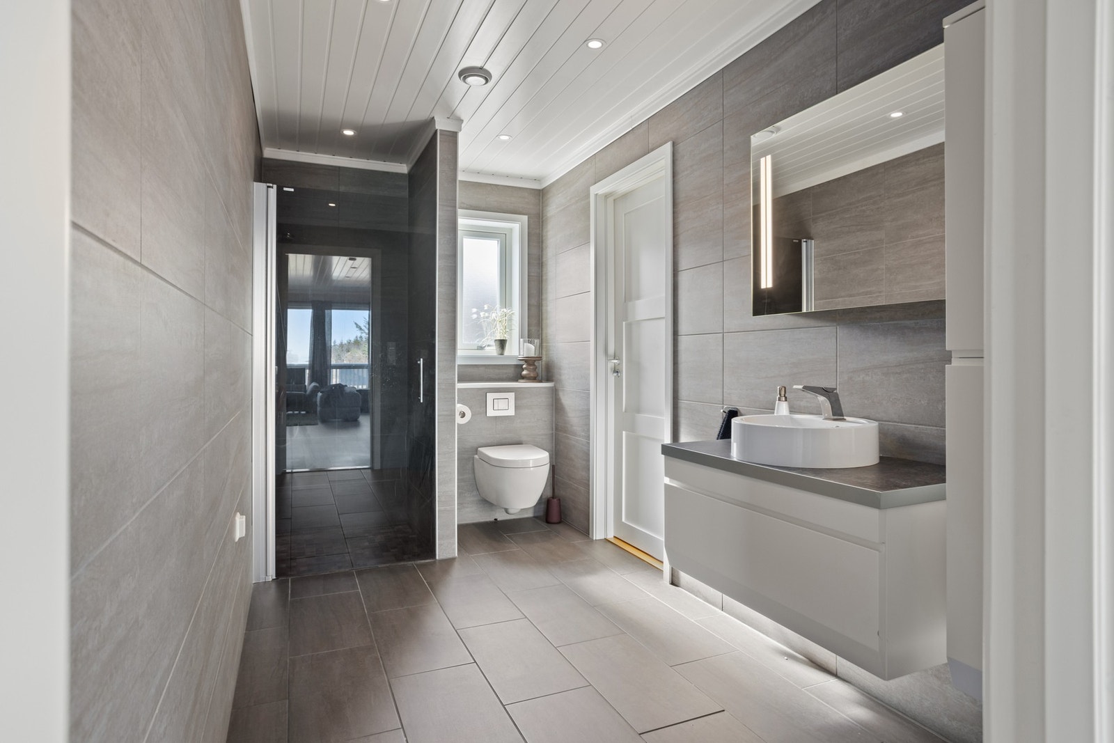 Bad - ca 7 kvm. Flislagte overflater med gulvvarme og downlights i tak Galleribilde