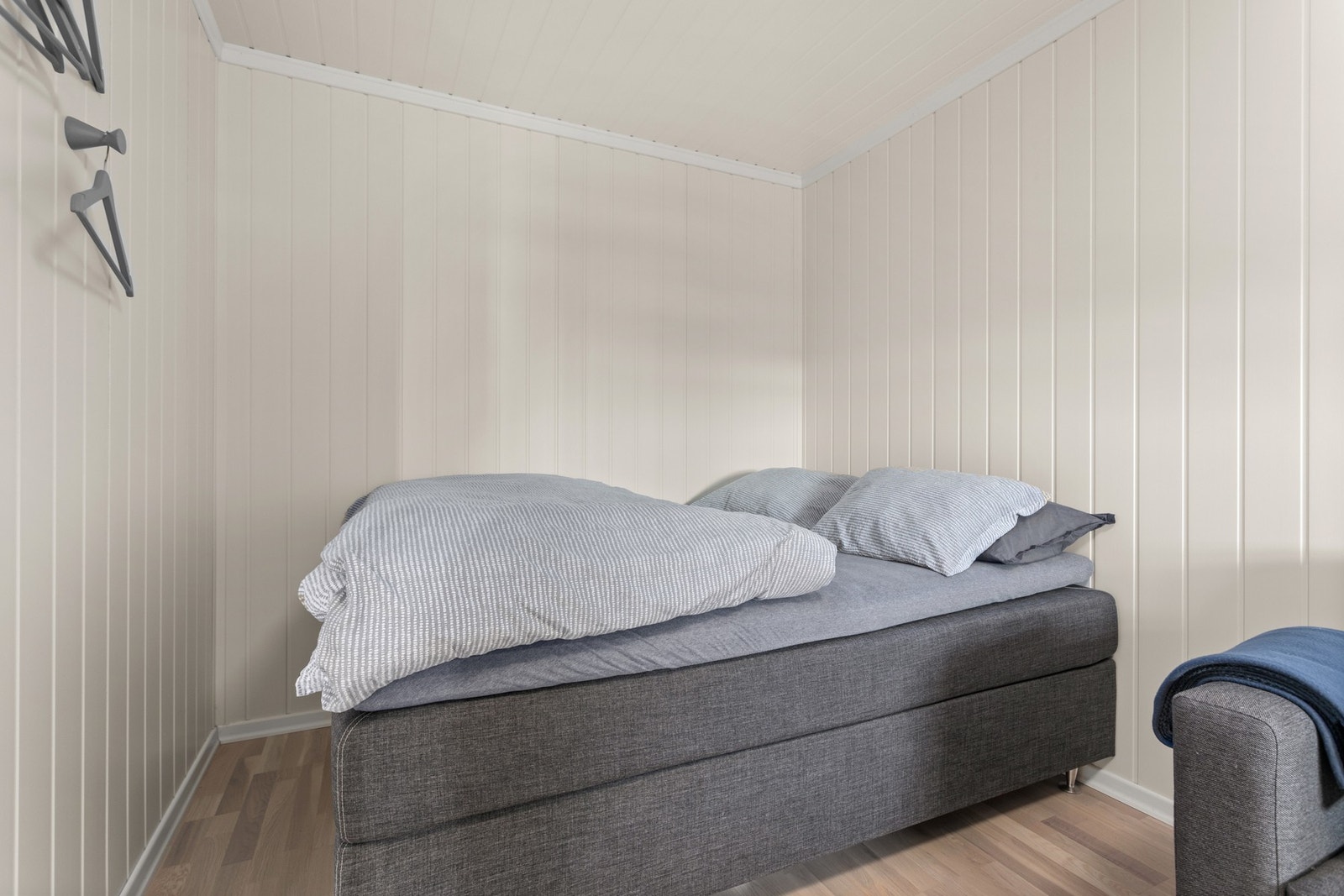 Soverommet har plass til sofa og seng Galleribilde