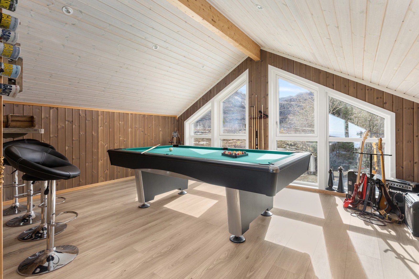 Loftstuen har store vinduer i begge ender av rommet som gir godt med dagslys Galleribilde