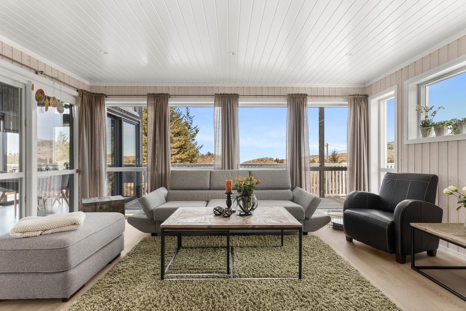 Romslig stue som har god plass til hele familien! Galleribilde