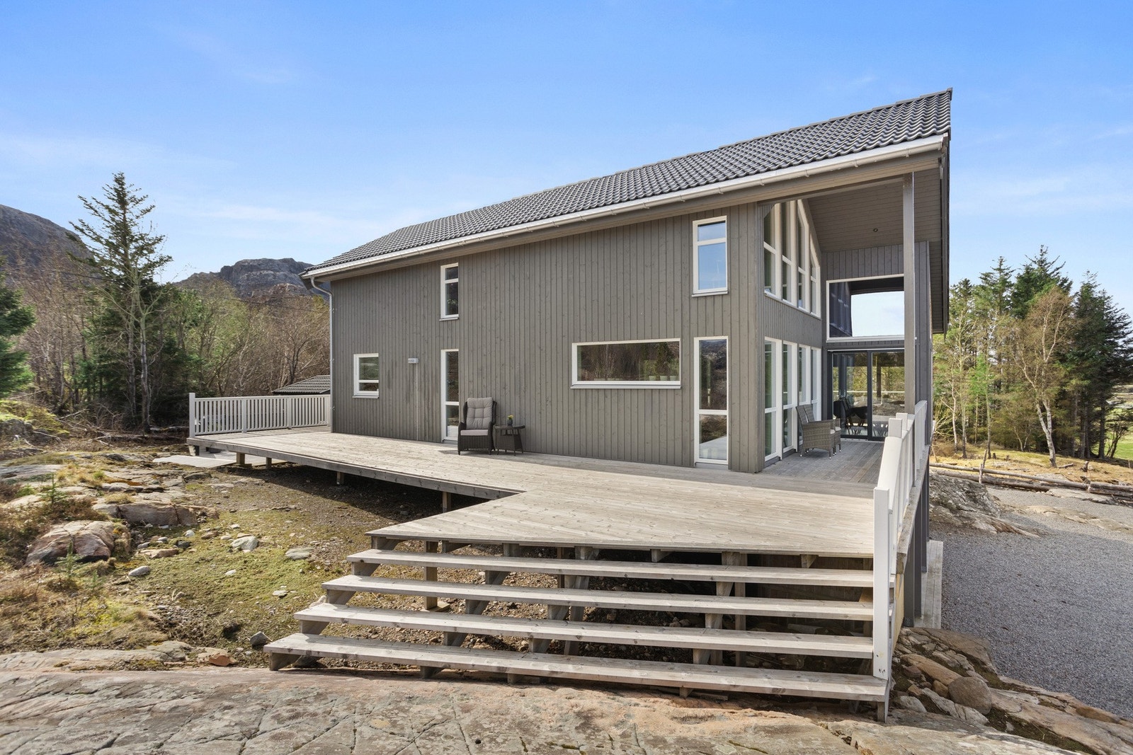 Uteområdene omkranser boligen og man kan nyte sola hele dagen! Galleribilde