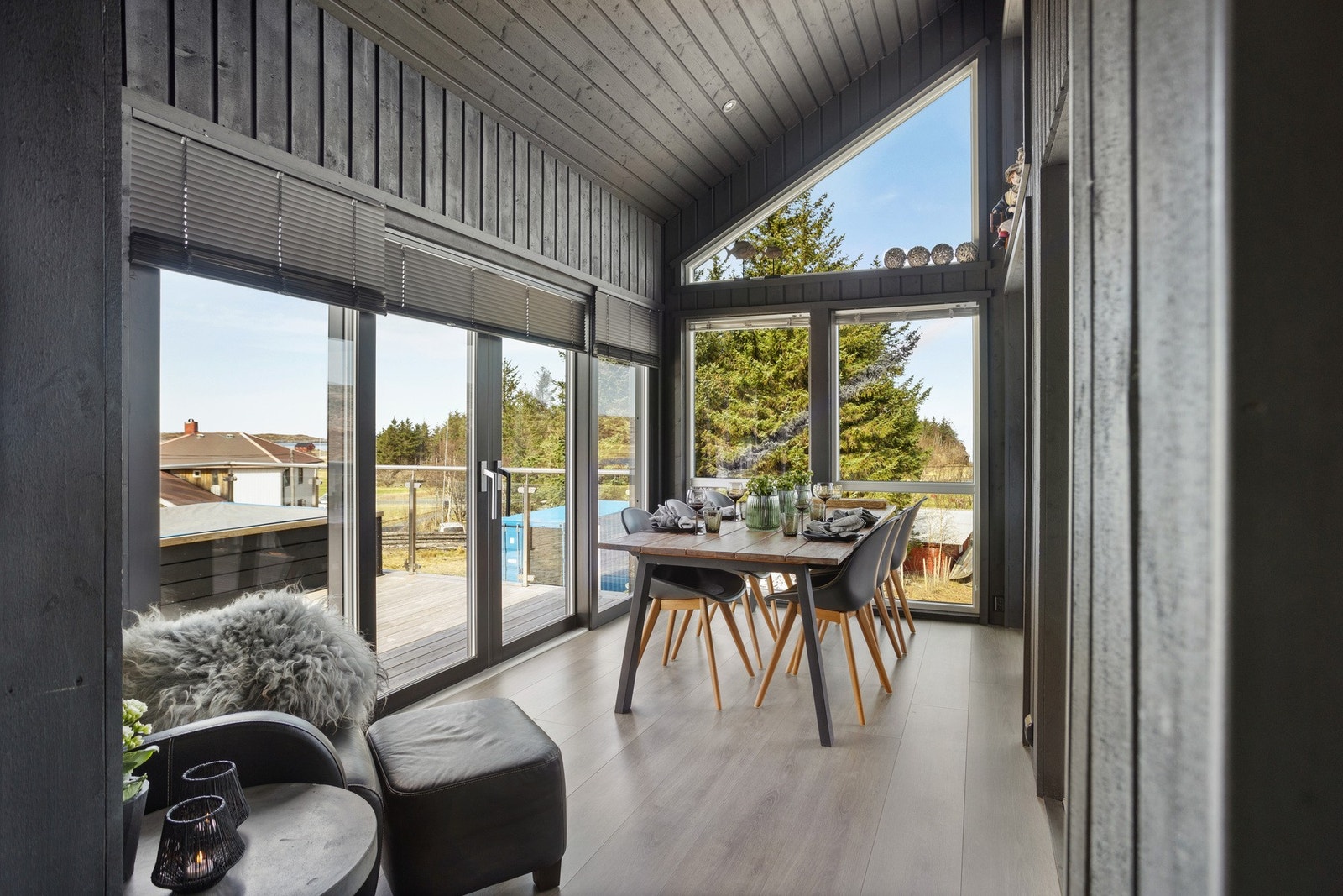 Lekker vinterhage med generøs takhøyde og store vindusflater! Galleribilde